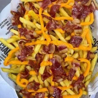 Porção de Batatas Fritas com Cheddar e Bacon.