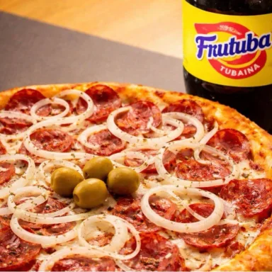 Pizza de Calabresa Sem Borda + 1 Frutuba 2 litros (POR CONTA DA CASA)